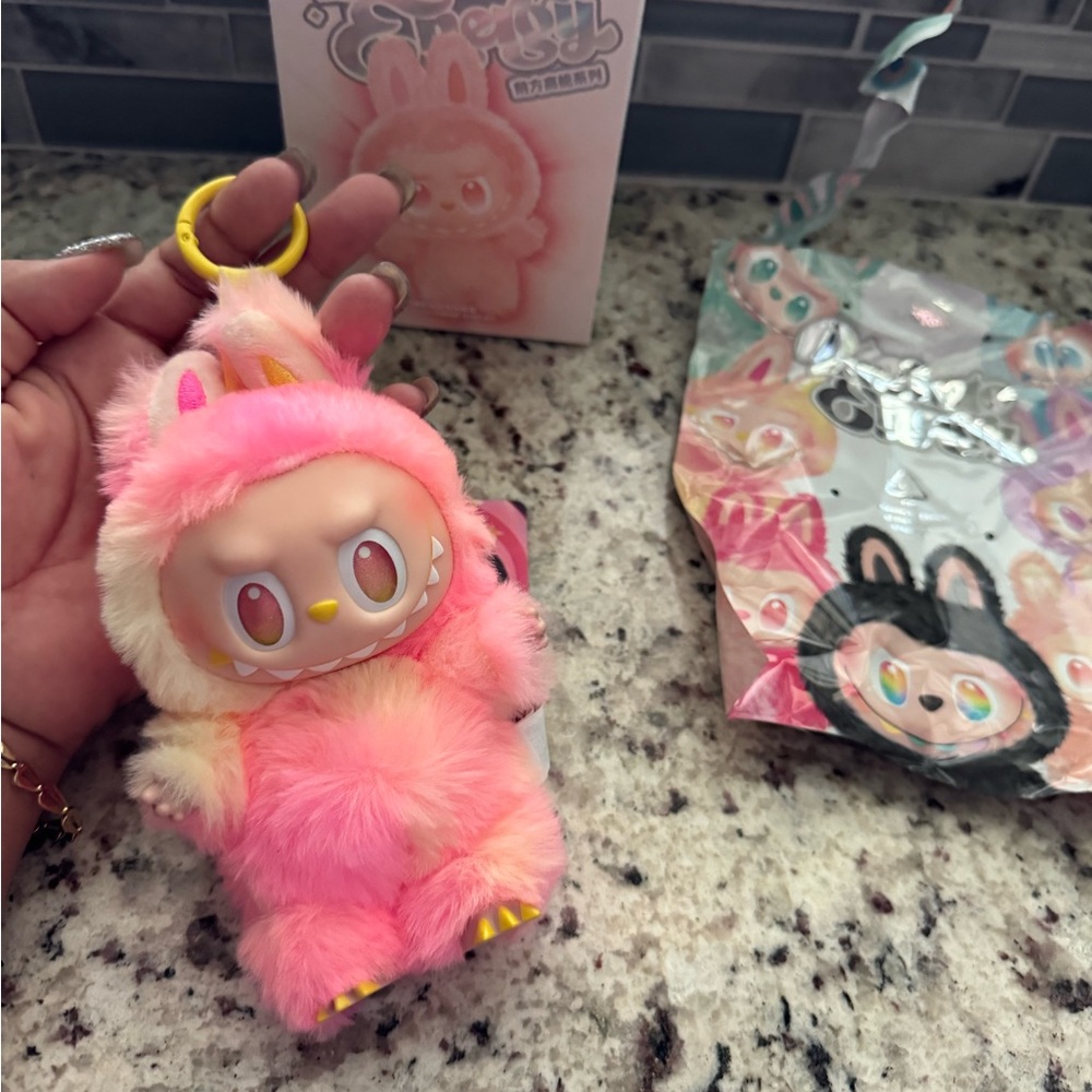 THE MONSTERS Big into
Energy Series-Vinyl Plush Pendant loyalty